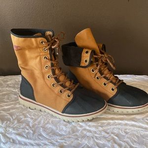 Sorel Cozy 1964 waterproof boot. Boot is foldable to style two different ways.